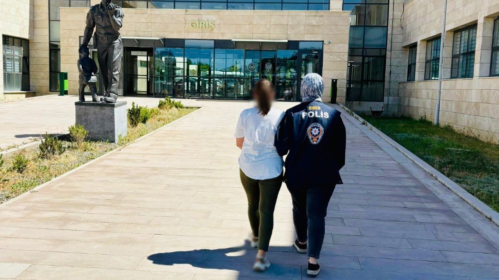 Dolandırıcılık suçundan aranan şahsı polis yakaladı