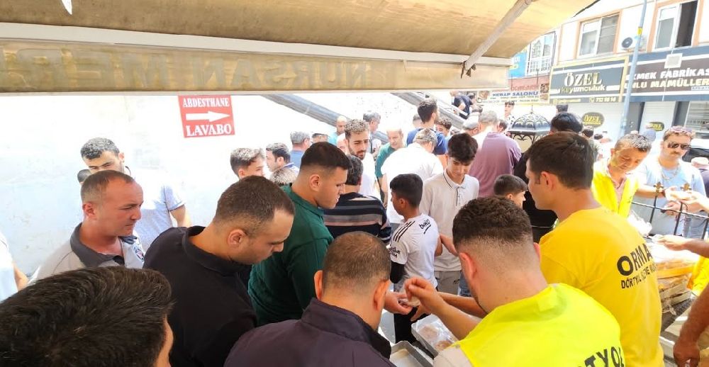 Dörtyol'da orman yangınında şehit düşen kahramanlar için helva dağıtıldı