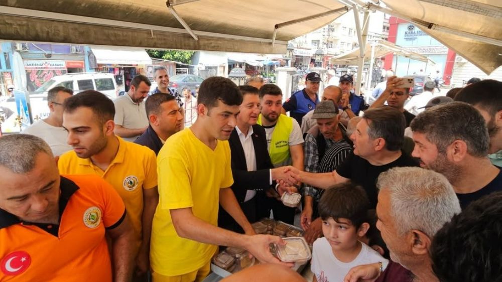 Dörtyol'da orman yangınında şehit düşen kahramanlar için helva dağıtıldı