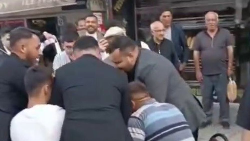 Düğün konvoyunun önünü kesip tavla oynadılar