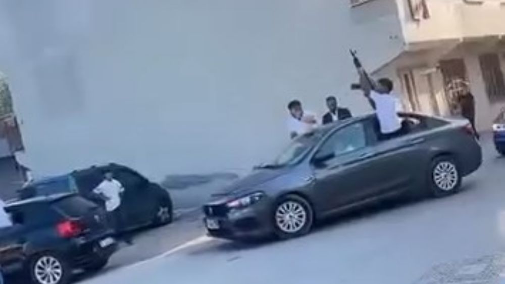  Düğünde uzun namlulu silahlarla tehlikeli kutlama