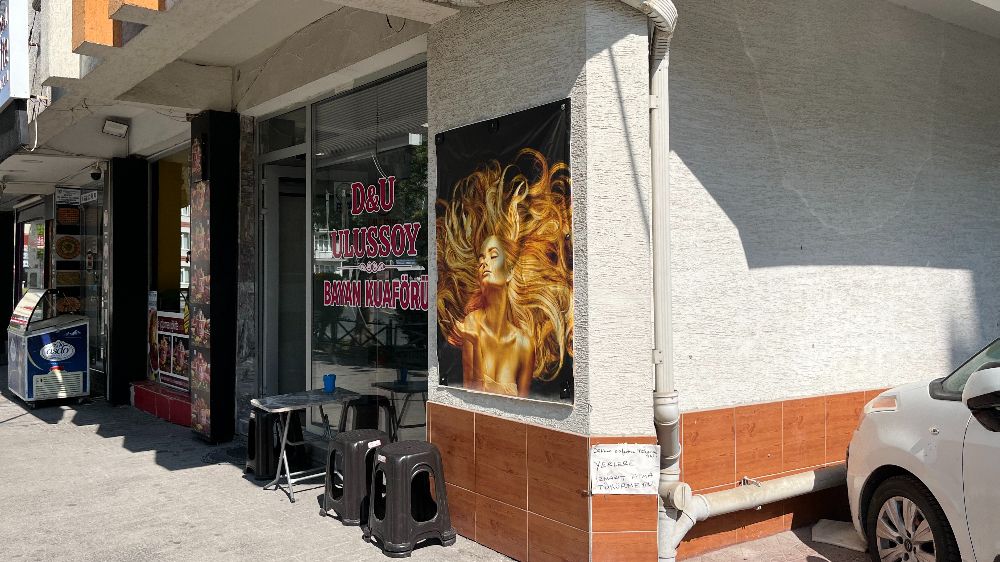 Dükkanının önüne astığı uyarı yazısı ile istediği sonucu aldı