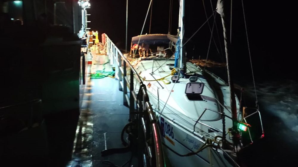 Dümen arızası yapan yelkenli tekne kurtarıldı