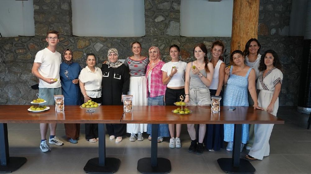 Dünya gençleri, Gürsu armudundan kurabiye yaptı