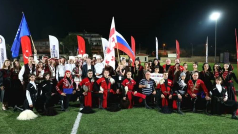 Dünyanın renkleri Tavas'ta buluştu