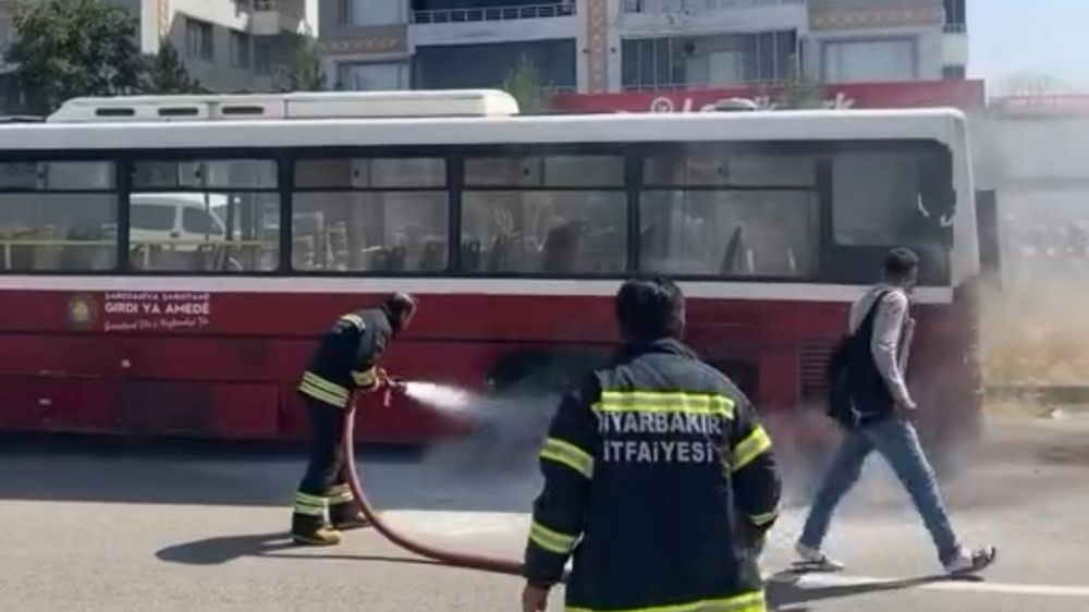 Durakta yolcu bekleyen halk otobüsünde yangın