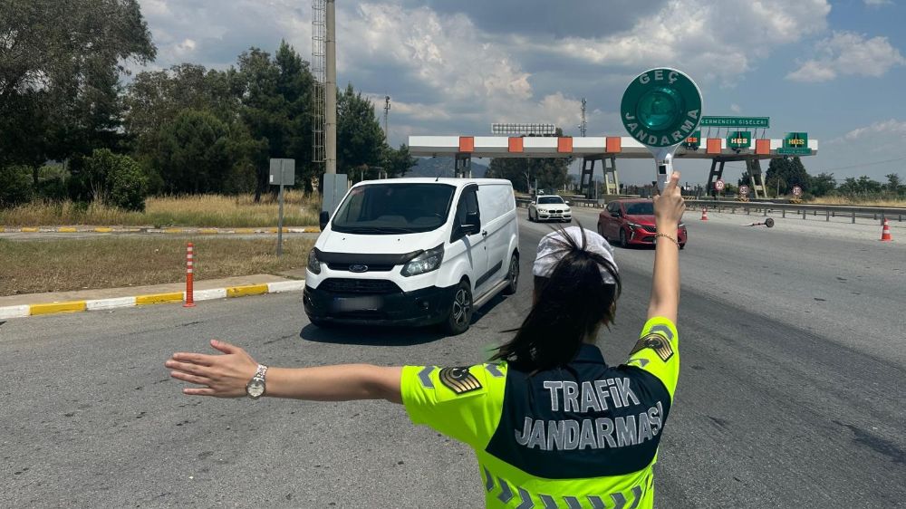  Durdurulan şüpheli araçta 5 düzensiz göçmen yakalandı