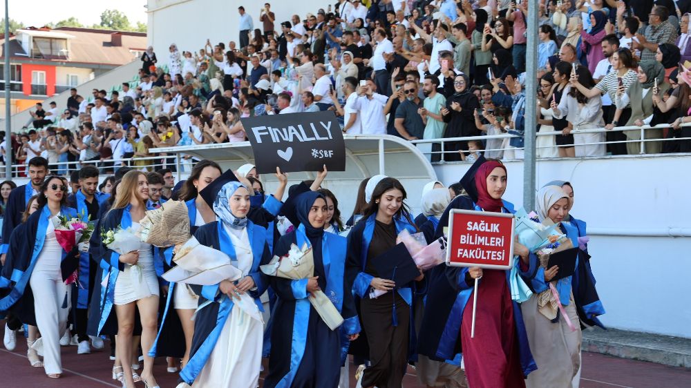 Düzce Üniversitesi’nden Mezun oldular kep fırlattılar