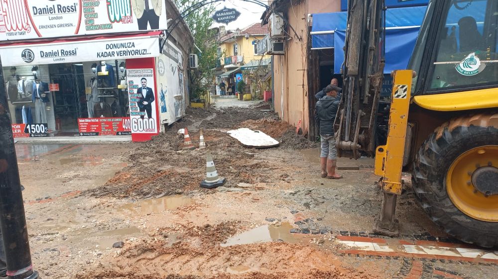  Edirne'de lağım suları caddeyi bastı