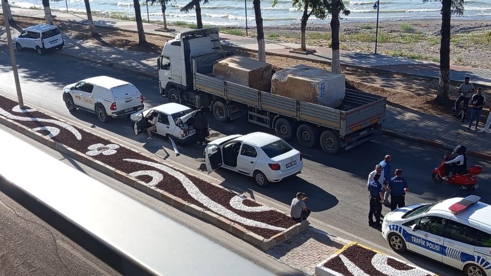 Eğirdir'de 3 aracın karıştığı zincirleme kazada 1 kişi yaralandı