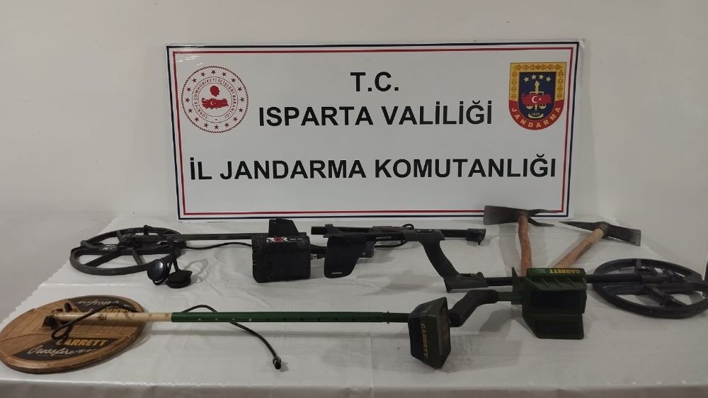 Eğirdir'de şüphelenilen 4 kişiden kazma ve dedektörler ele geçirildi
