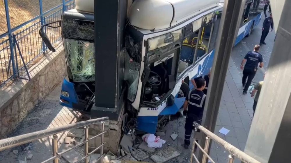 EGO Açıkladı  Ankara'da belediye otobüsünün karıştığı zincirleme trafik kazasında 24 kişi yaralandı.