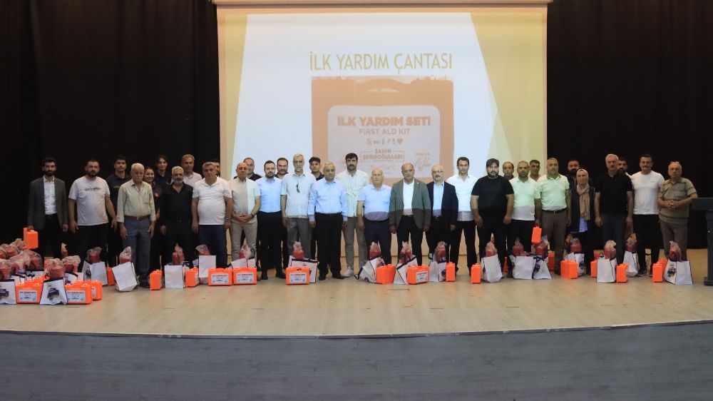 Elazığ Belediyesi muhtarlara ilk yardım ve yangın söndürme tüpü dağıttı