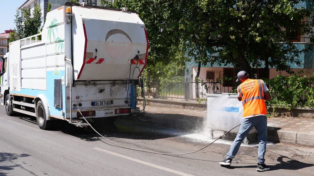 Elazığ Belediyesi'nden Ataşehir Mahallesi'nde kapsamlı temizlik çalışması