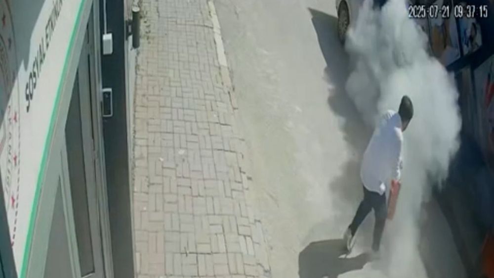 Elazığ'da araç yangını güvenlik kameralarına yansıdı