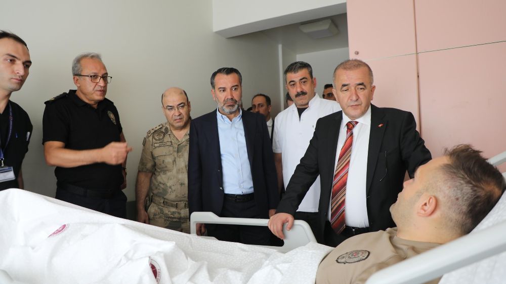 Elazığ'da il protokolü çatışmada yaralanan polisi ziyaret etti