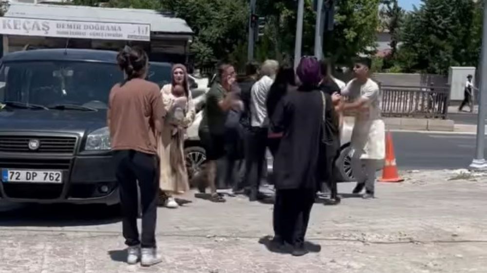  Elazığ'da kaza sonrası kavga kameralara yansıdı