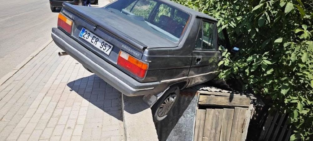 Elazığ’da tekeri patlayan otomobil, kömürlüğün üzerine çıktı