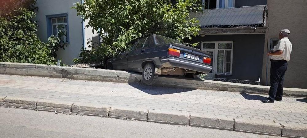 Elazığ’da tekeri patlayan otomobil, kömürlüğün üzerine çıktı