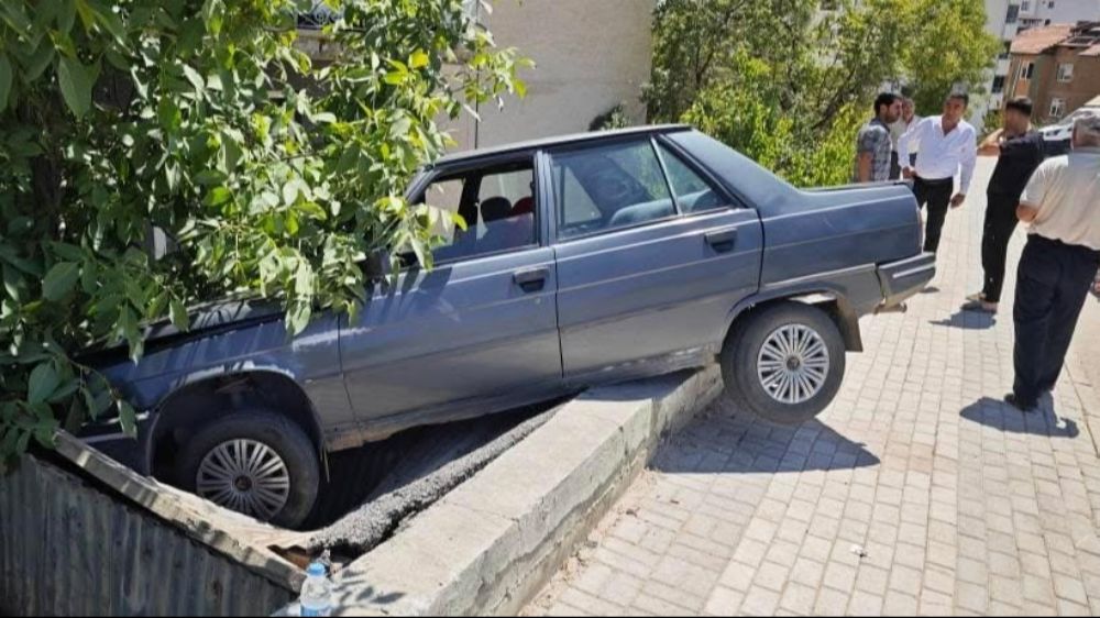 Elazığ’da tekeri patlayan otomobil, kömürlüğün üzerine çıktı