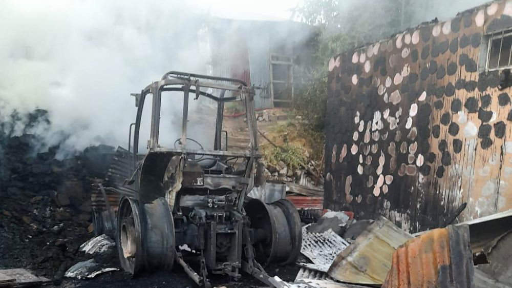 Elazığ'da yanan traktör kullanılmaz hale geldi