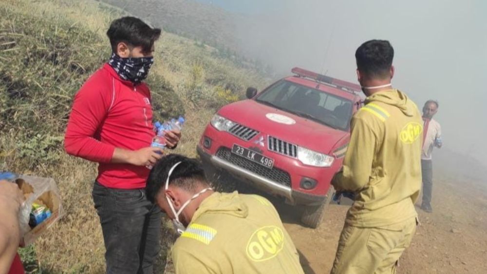  Elazığ'da yeniden başlayan örtü yangınına müdahale ediliyor