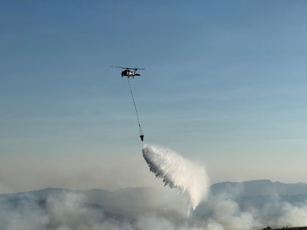 Elazığ'da yeniden başlayan örtü yangınına müdahale ediliyor