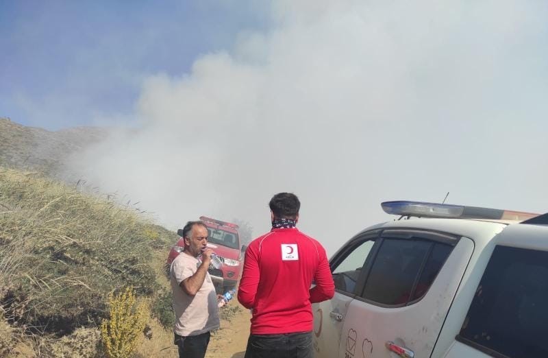 Elazığ'da yeniden başlayan örtü yangınına müdahale ediliyor