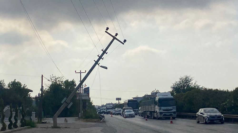 Elektrik direğine çarpan tır, trafiği tehlikeye soktu
