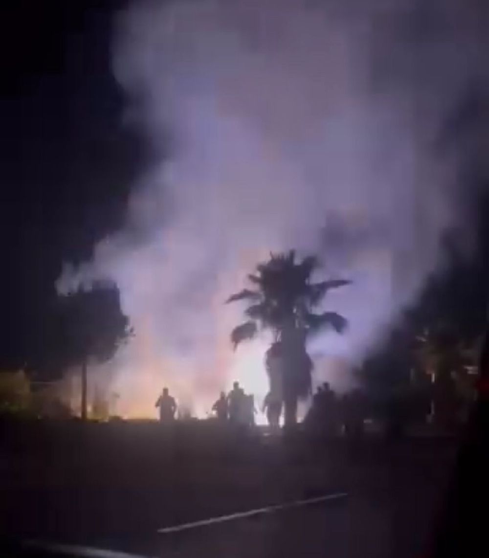 Elektrik trafosunda başlayıp otluk alana sıçrayan yangın büyümeden söndürüldü