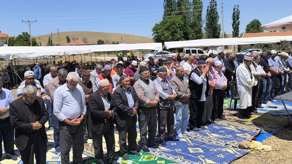 Eller semaya yağmur için açıldı