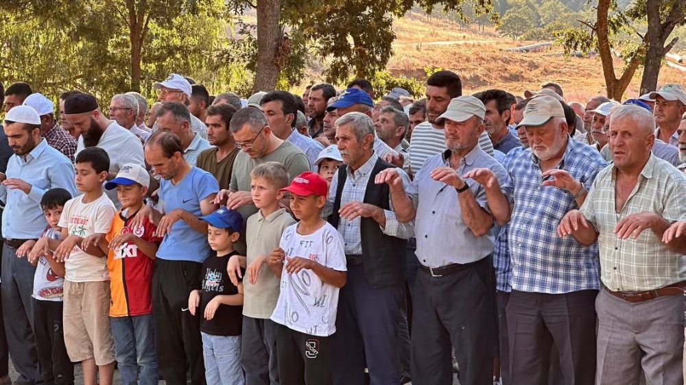 Eller yağmur ve orman yangınları için semaya açıldı