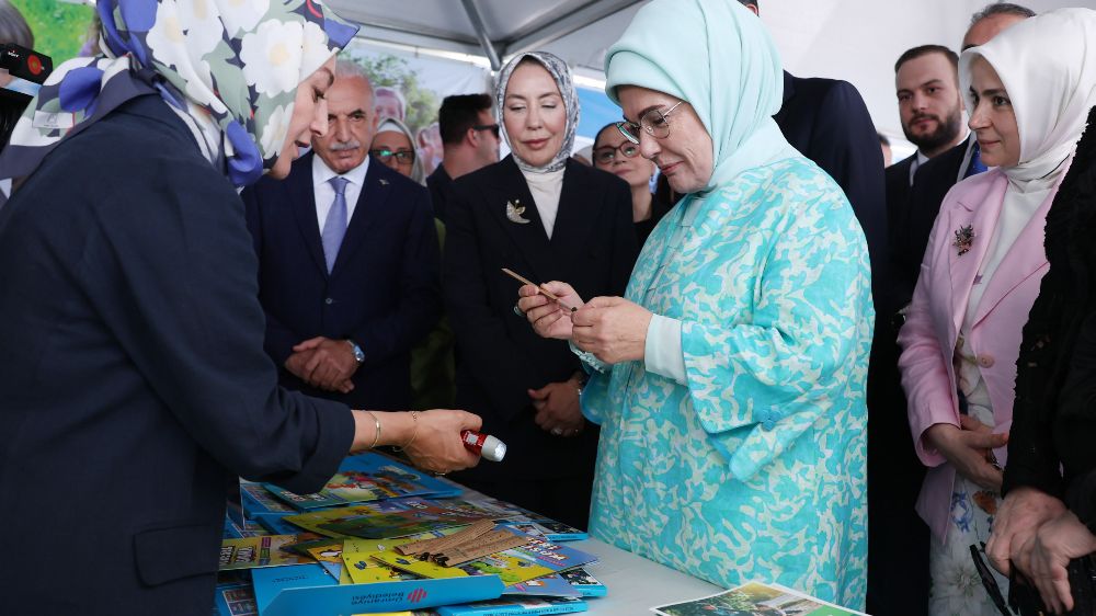 Emine Erdoğan, Ümraniye Çevre Şenliği'nde çocuklarla birlikte teraryum hazırladı
