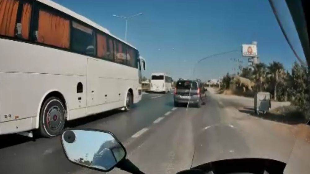  Emniyet şeridine geçen hafif ticari araca çarpıp takla attı