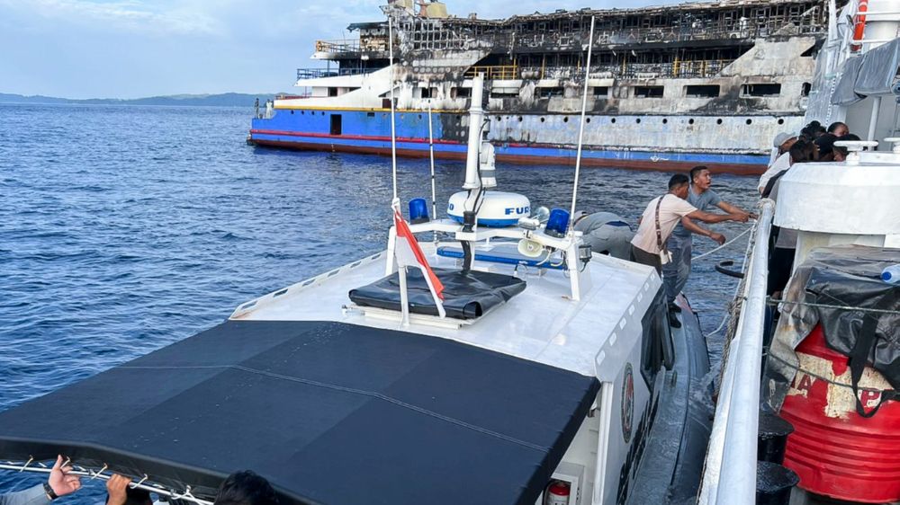 Endonezya’ya 3 kişinin öldüğü feribot yangınında 568 kişi kurtarıldı