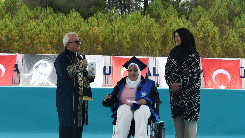 Engelleri azmiyle aştı, mezuniyetine annesiyle ulaştı