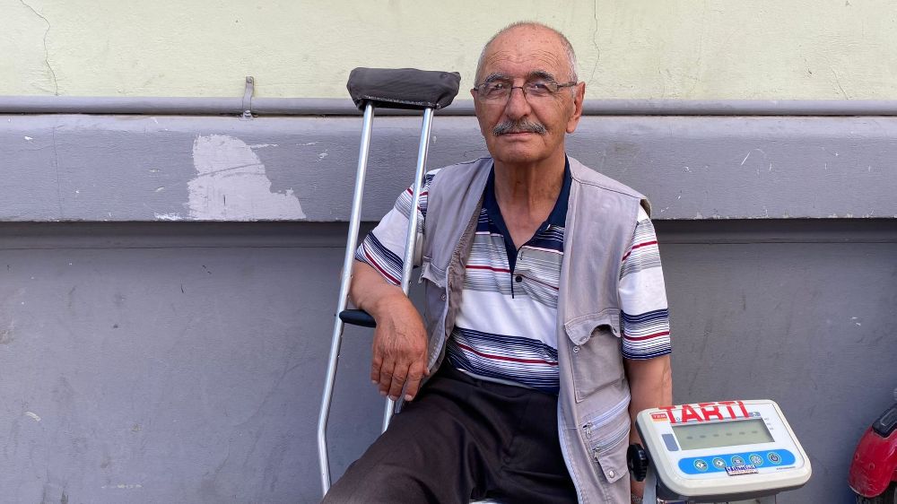  Engelli aracıyla Hamamyolu'na geliyor, tartıyla geçimini sağlıyor