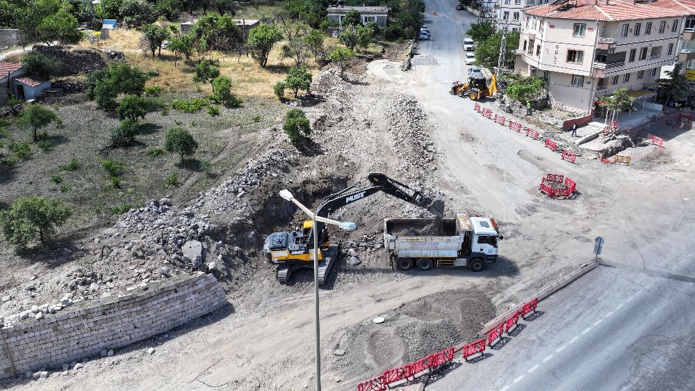 Erciyes Mahallesi’nde yol genişletme çalışmaları sürüyor