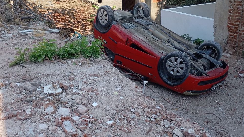 Erdek'te park etmeye çalışırken takla atan araç arsaya düştü