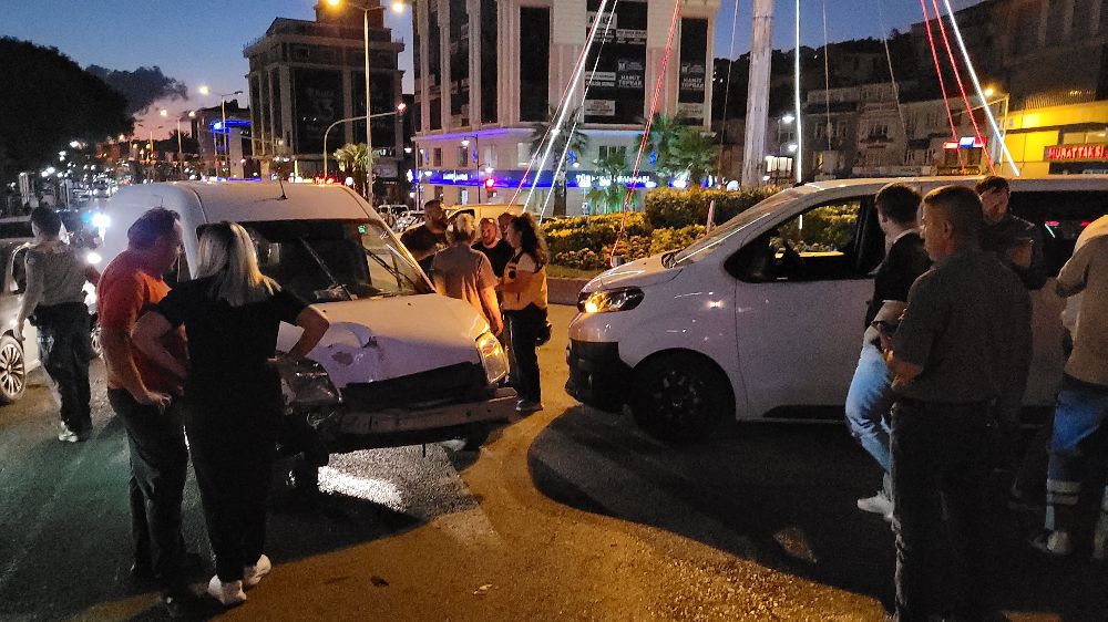  Ereğli’de iki hafif ticari araç çarpıştı, 7 kişi yaralandı