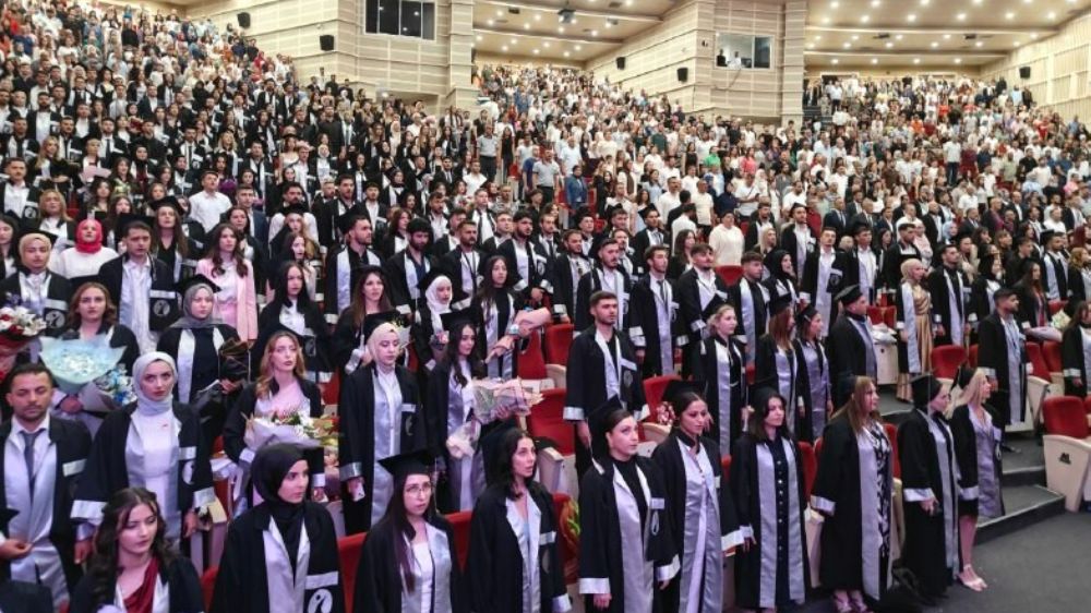 ERÜ'de genç iletişimciler mezun oldu