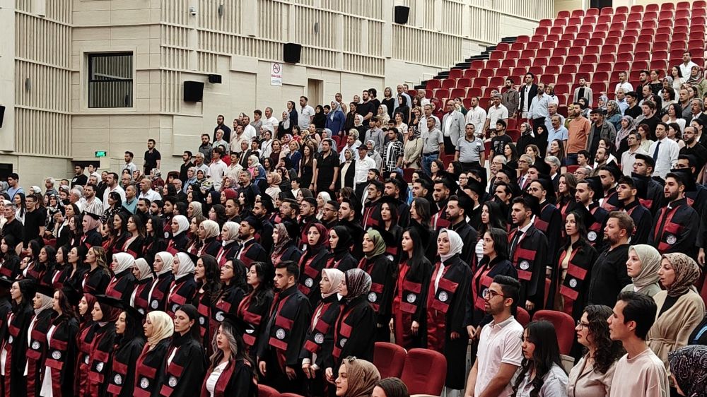 ERÜ Eczacılık Fakültesi 16. dönem mezunlarını verdi