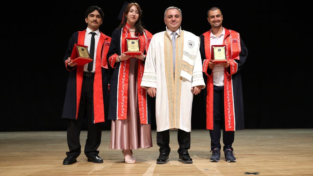 ERÜ Edebiyat Fakültesi mezuniyet sevinci