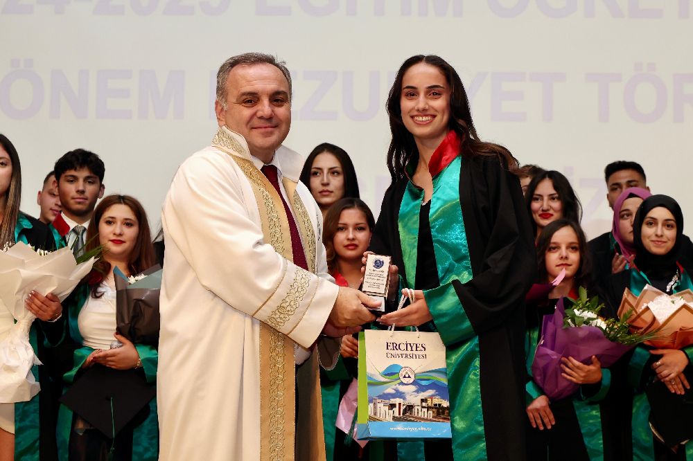 ERÜ İİBF ve Adalet MYO’da mezuniyet sevinci