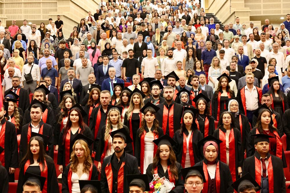 ERÜ İİBF ve Adalet MYO’da mezuniyet sevinci