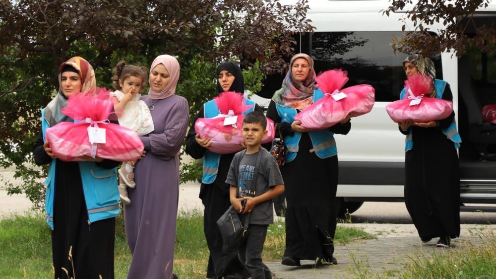  Erzincan'da hayırsever ve gönüllülerin hazırladıkları çeyiz setleri nişanlı kızlara ulaştırıldı