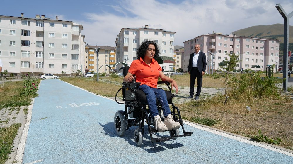 Erzurum Büyükşehir Belediyesi, darp edilen engelli kadına akülü araç hediye etti