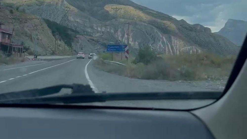 Erzurum'da spor araç mıcıra kapıldı, sürücü kazayı son anda atlattı