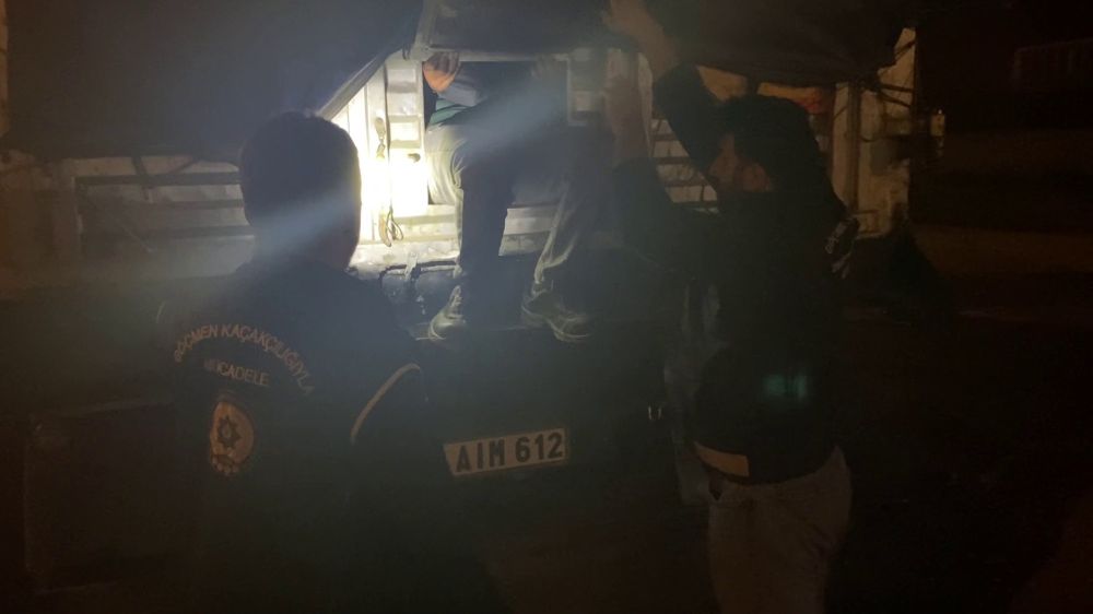  Erzurum'da tırın dorsesinde 22 düzensiz göçmen yakalandı