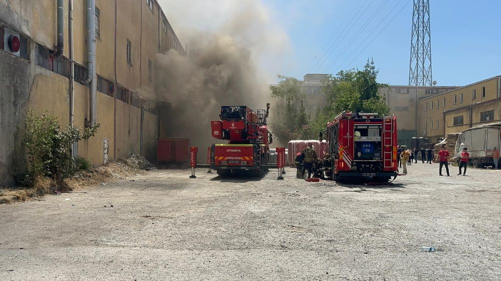 Esenyurt'ta bir kazan imalathanesi yandı: 1 kişi dumandan etkilendi